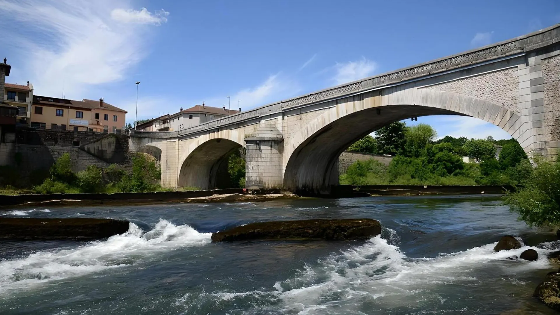Gite L Ainstant A 2 Pas De La Riviere, Proche Cnpe Et A42 Neuville-sur-Ain 0*,  France